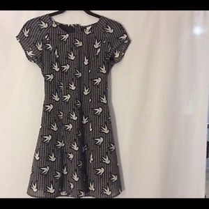 Divided By H&M Women Short Sleeve  Size 2 Dove Bird